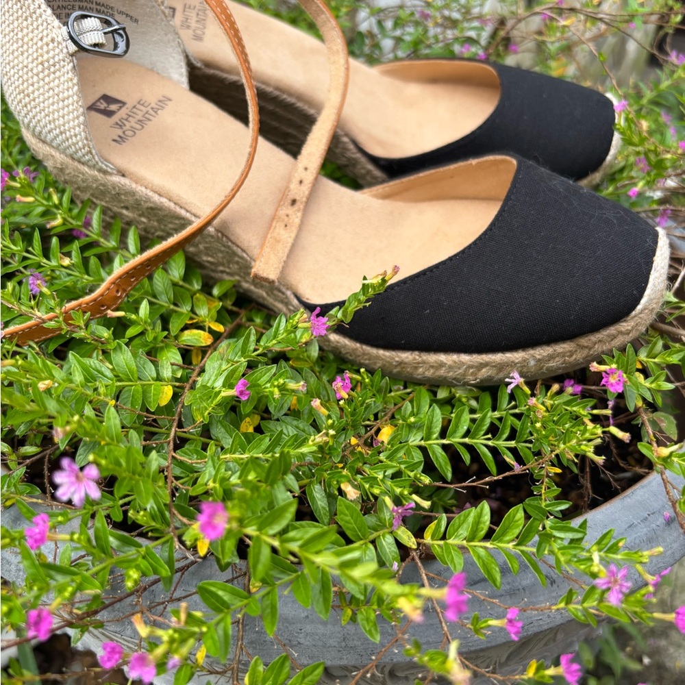 White Mountain Women's Black and Tan Shoes - Picture 5 of 10